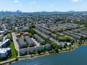 196 Blue Heron Dr 196, Secaucus NJ 07094