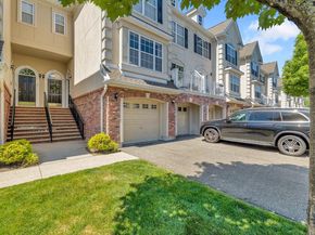 196 Blue Heron Dr 196, Secaucus NJ 07094