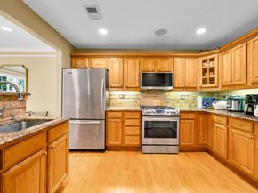 196 Blue Heron Dr 196, Secaucus NJ 07094