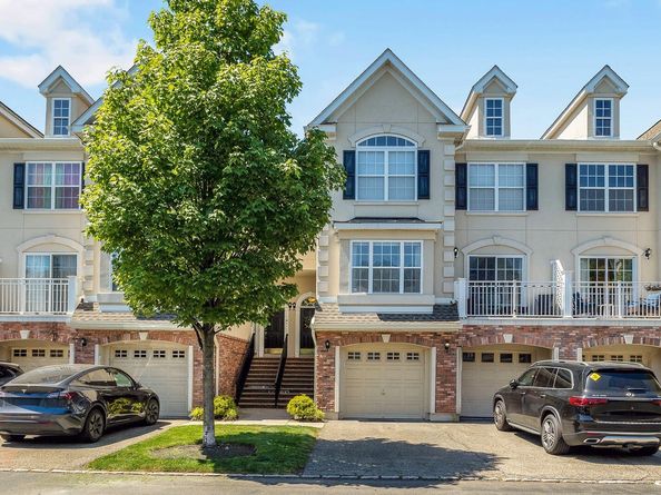 196 Blue Heron Dr 196, Secaucus NJ 07094