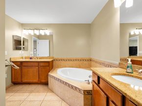 196 Blue Heron Dr 196, Secaucus NJ 07094