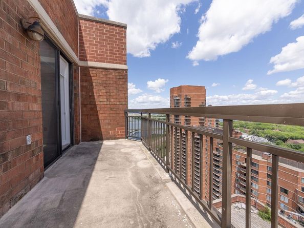 2105 Harmon Cove Tower, Secaucus NJ 07094