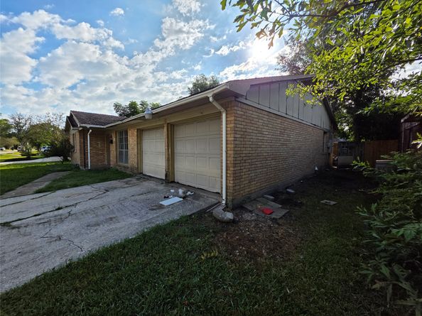 118 Outlook Drive, Houston TX 77034