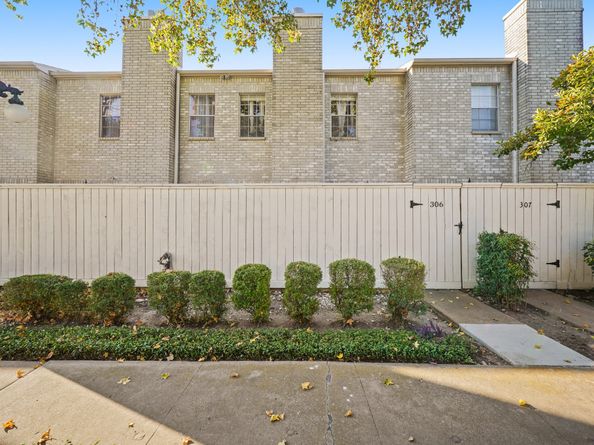 3780 Tanglewilde Street 306, Houston TX 77063