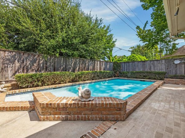 24 W Broad Oaks Drive, Houston TX 77056