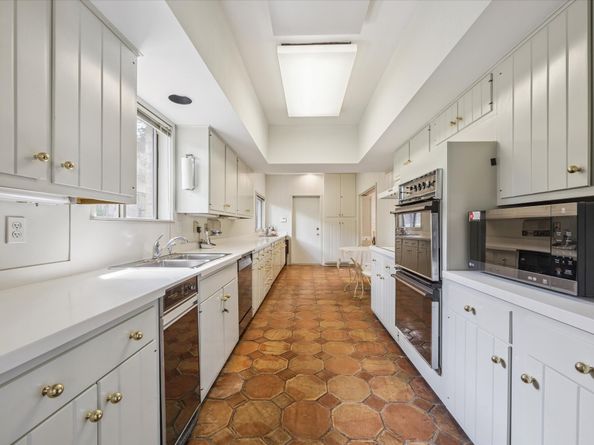 24 W Broad Oaks Drive, Houston TX 77056