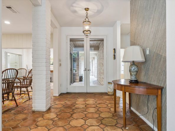 24 W Broad Oaks Drive, Houston TX 77056