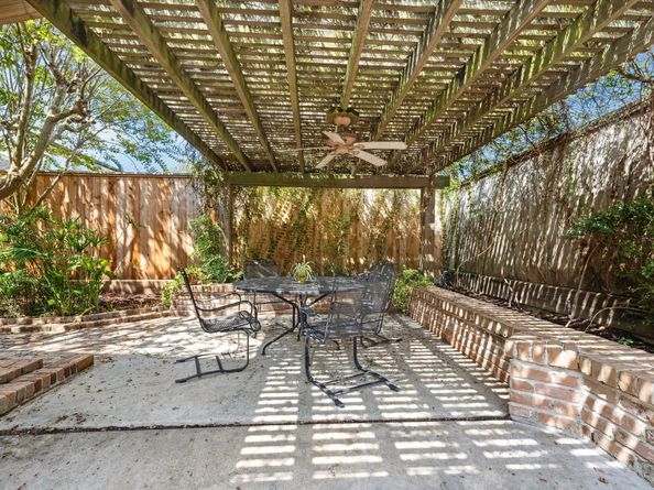 24 W Broad Oaks Drive, Houston TX 77056