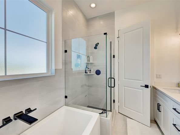 107 W Whitney Street E, Houston TX 77018