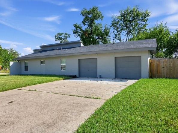 2626 Knotty Oaks Trail, Houston TX 77045