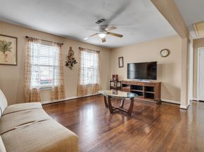 4930 Holloway Drive, Houston TX 77048