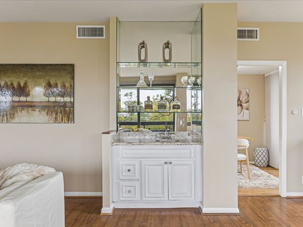 49 Briar Hollow Lane 505, Houston TX 77027