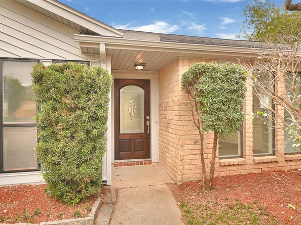 8726 Wildforest Drive, Houston TX 77088