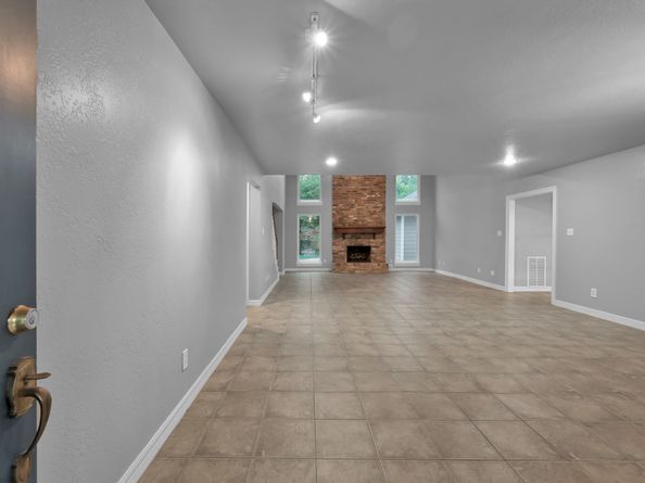 402 Pine Manor Dr, Conroe TX 77385