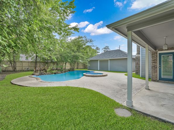 402 Pine Manor Dr, Conroe TX 77385