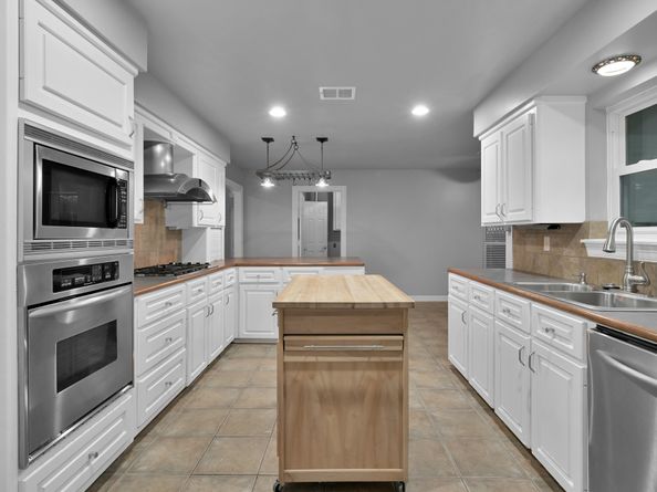 402 Pine Manor Dr, Conroe TX 77385