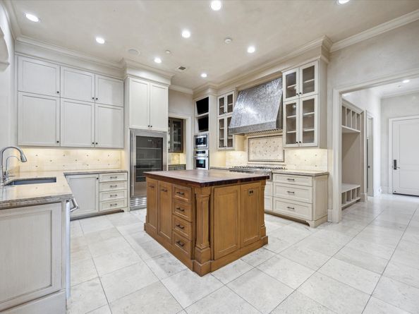 601 Lindenwood Drive, Houston TX 77024