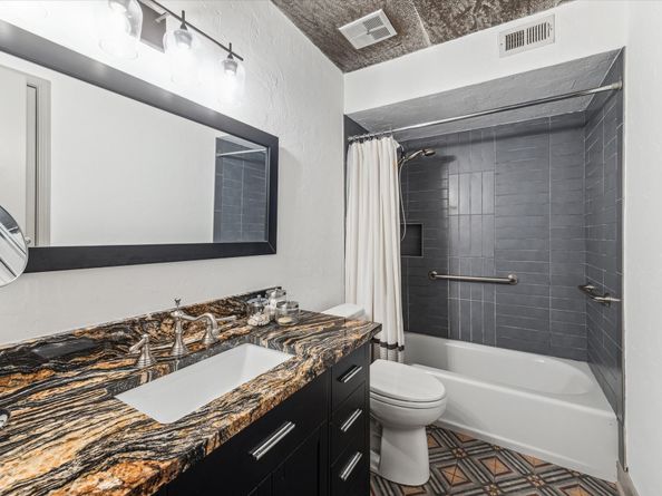 1880 White Oak Drive Drive 129, Houston TX 77009