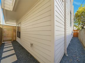 906 Reinerman Street, Houston TX 77007