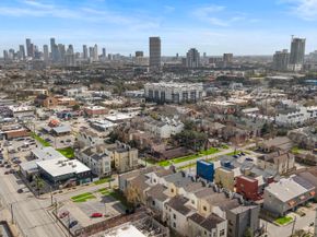 906 Reinerman Street, Houston TX 77007