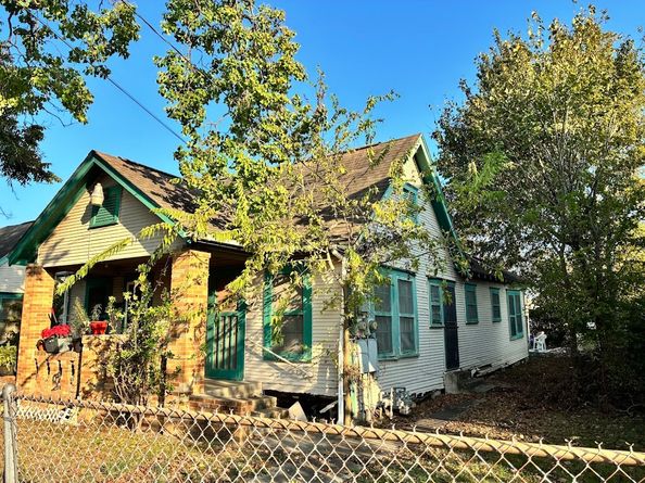 305 Eastwood Street, Houston TX 77011