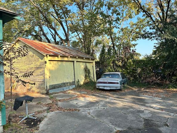 305 Eastwood Street, Houston TX 77011