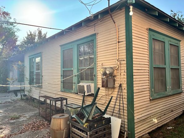 305 Eastwood Street, Houston TX 77011