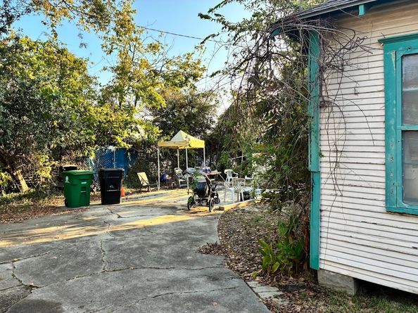 305 Eastwood Street, Houston TX 77011