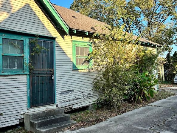 305 Eastwood Street, Houston TX 77011