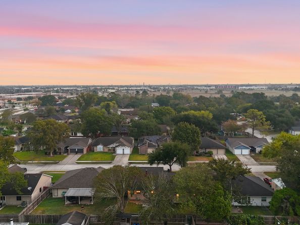 16918 Barkentine Lane, Friendswood TX 77546