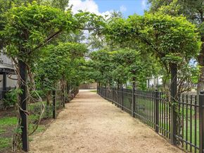2703 Arabelle Grove, Houston TX 77007