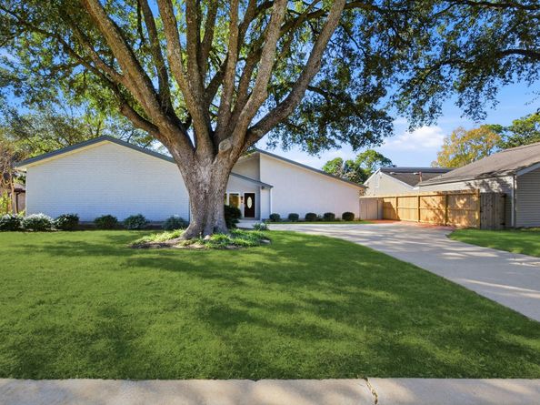 1402 Heathwood Drive, Houston TX 77077