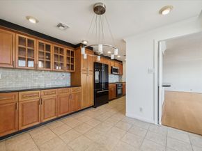 49 Briar Hollow Lane 1704, Houston TX 77027