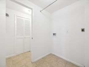 49 Briar Hollow Lane 1704, Houston TX 77027