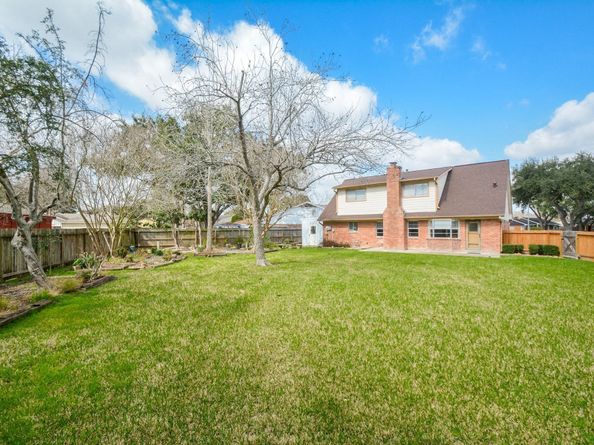 10427 Huntington Crest Drive, Houston TX 77099