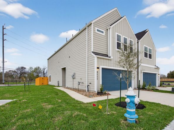 9111 Highland Northern Way, Houston TX 77088