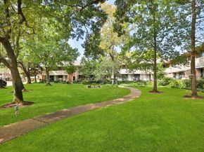 640 S Ripple Creek Drive S 640, Houston TX 77057