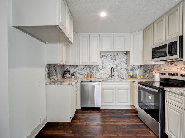 27 Pleasure Cove Drive, The Woodlands TX 77381
