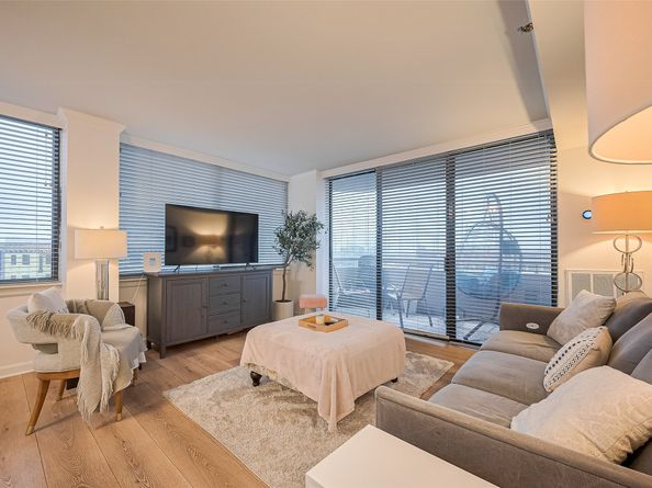 3525 Sage Road 1004, Houston TX 77056