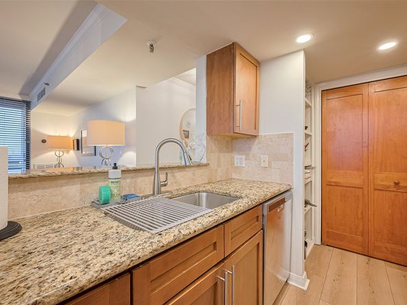 3525 Sage Road 1004, Houston TX 77056