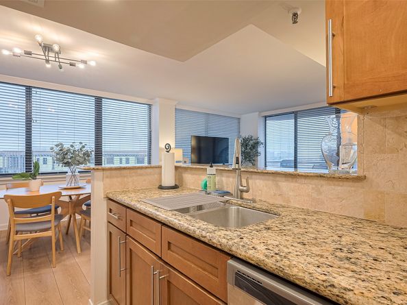 3525 Sage Road 1004, Houston TX 77056