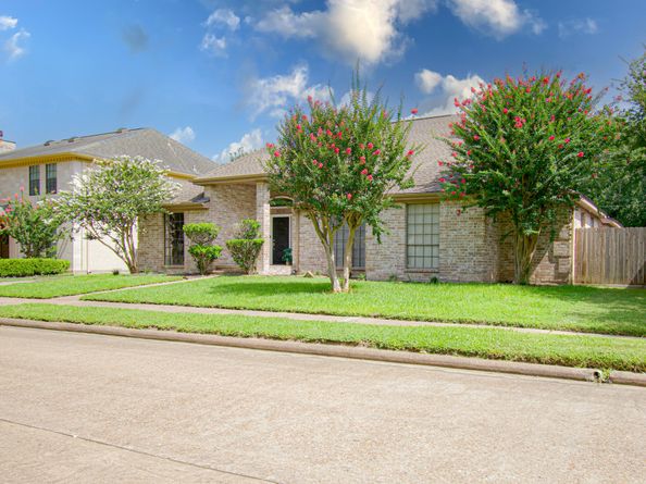 8014 N Circle Drive, Houston TX 77071