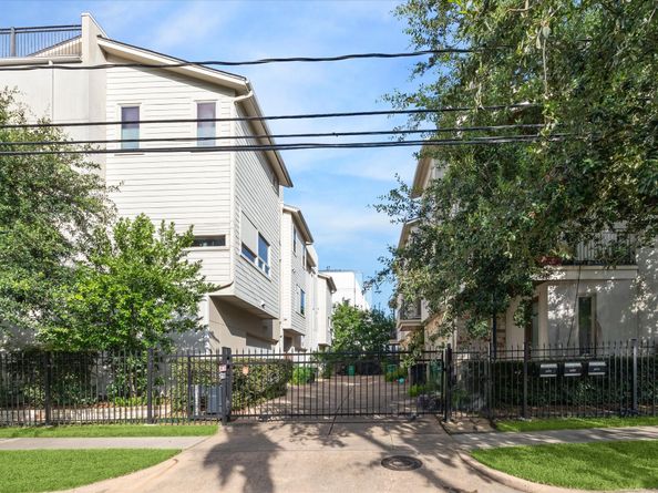 4915 Chenevert Street, Houston TX 77004