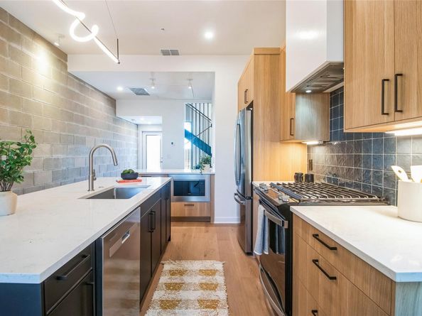 700 Denson DR 1104, Austin TX 78752
