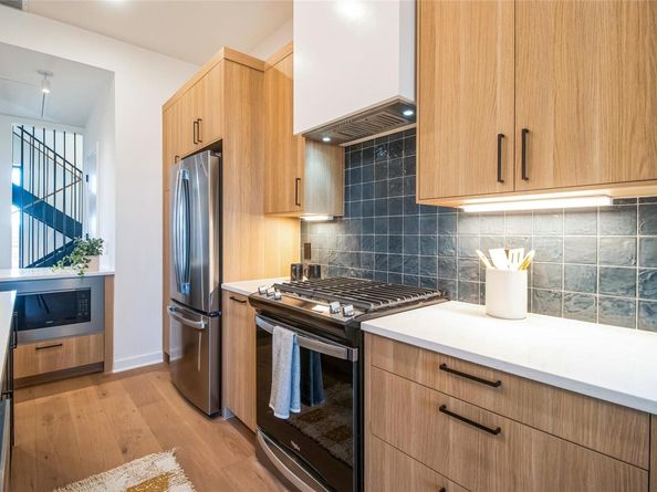 700 Denson DR 1104, Austin TX 78752