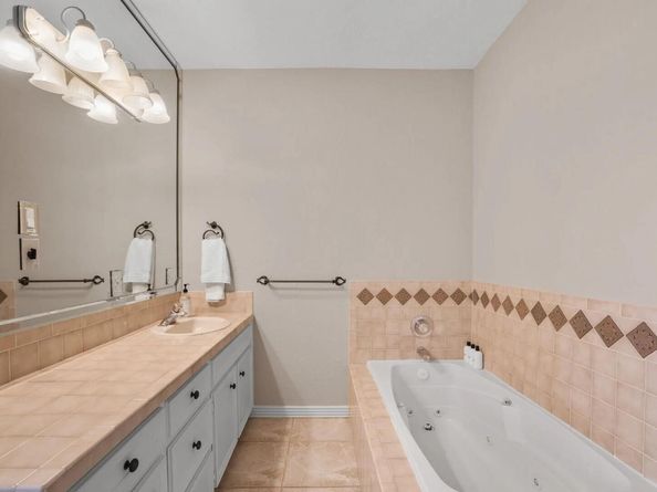 925 Challenger, Lakeway TX 78734