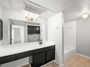 206 Plaza Verde Drive D35, Houston TX 77038