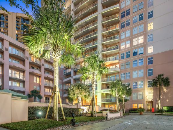 3505 Sage Road 1705, Houston TX 77056