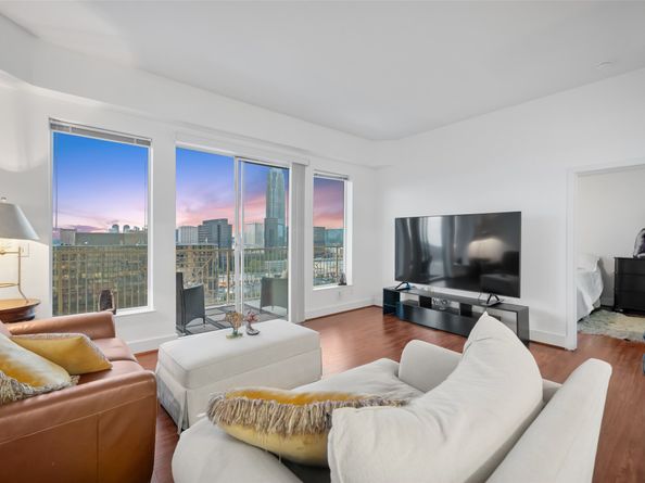 3505 Sage Road 1705, Houston TX 77056