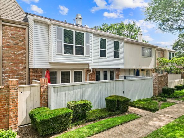 1146 Fountain View Drive 204, Houston TX 77057